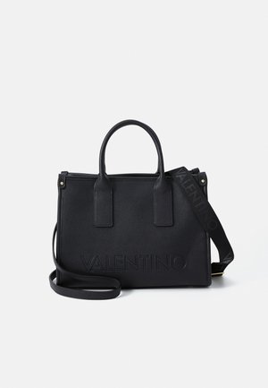 Sort Valentino håndtaske med to håndtag og en aftagelig skulderrem, med Valentino-logoet prægede foran.