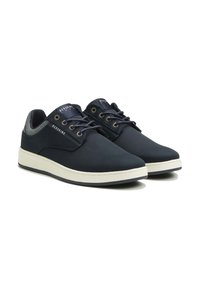 Sneakers di un blu navy scuro con una texture liscia, suola bianca a contrasto, lacci rotondi e un accento in mesh sul tallone. Marchio visibile sulla linguetta.