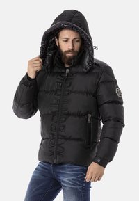 Schwarze Daunenjacke mit Kapuze, Frontreißverschluss, vertikalem, geprägtem Logodetail und zwei seitlichen Taschen. Hergestellt aus einem glänzenden, gepolsterten Material.
