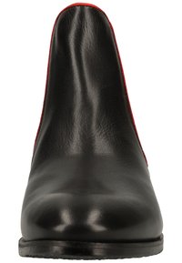 Bottine en cuir noir à bout carré avec un liseré rouge le long des côtés et un talon bas, vue de face.