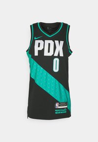 Maillot de basket-ball noir avec des accents turquoise et un motif diagonal. Présente "PDX" en blanc, le numéro "0" et le logo de la NBA à l'ourlet.