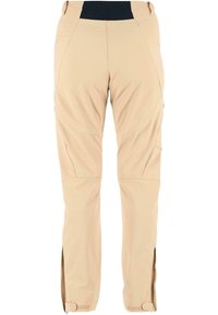 Beige buitenbroek met een gladde textuur, voorzien van een zwarte tailleband, zakken aan de zijkanten en ritsen bij de enkels voor ventilatie.