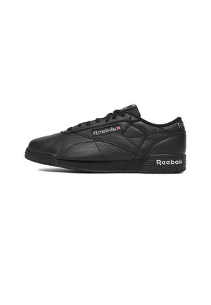 Sort læder Reebok lavtop sneaker med snørebånd, mærkelogoer på siden, hælen og tungen, vist på en hvid baggrund.