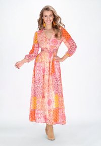 Maxikleid mit einem floralen Muster in Pink-, Orange- und Gelbtönen. Lange Ärmel, V-Ausschnitt, taillierter Schnitt und fließender Rock.