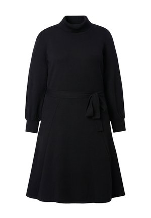 Abito nero lavorato a maglia con un colletto rotondo alto, maniche lunghe a palloncino e vita con lacci. La gonna è svasata, creando una silhouette rilassata.