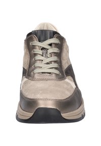 Herren Sneaker in beigem und bronzefarbenem Wildleder mit schwarzen Akzenten. Mit flachen Schnürsenkeln, gepolstertem Zungenbereich und strukturierten Seiten. Gummisohle.