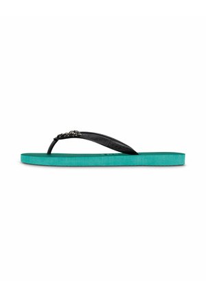Schwarze Flip-Flops mit strukturiertem Fußbett; ausgestattet mit einer türkisen EVA-Sohle und dekorativem Kettenakzent an den Riemen.