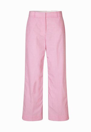 Pantalons larges roses en tissu léger, présentant une texture lisse, des lignes épurées et une taille ajustée pour une coupe structurée.
