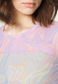 Transparente, pastellfarbene Bluse mit wirbelnden Mustern in Rosa, Lila und Grau. Verfügt über einen runden Halsausschnitt und einen leichten, strukturierten Stoff.