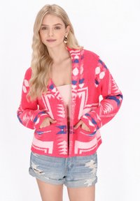 Rosa Fleece-Cardigan mit geometrischen Mustern in Blau und Weiß. Verfügt über eine lässige Passform, offenen Vorderteil und zwei Fronttaschen.