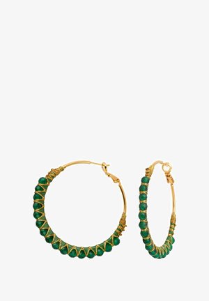 Boucles d'oreilles en forme de créole vertes avec un cadre en métal doré, présentant un design tordu et de petites perles vertes facettées le long du bord extérieur.