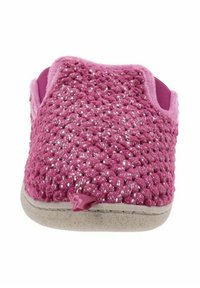 Chaussure slip-on en crochet rose avec une tige texturée alvéolée, des fils métalliques, une doublure douce et un talon rembourré pour le confort. Semelle en caoutchouc plate.