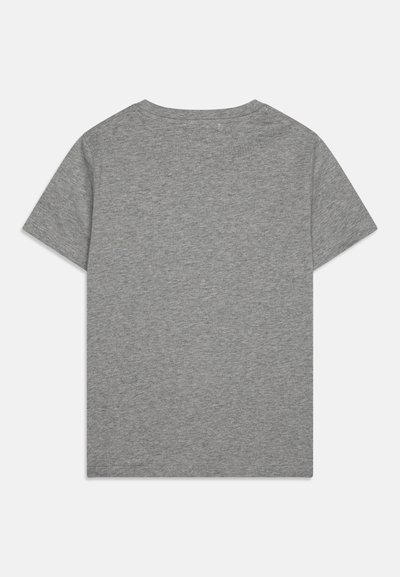 Camiseta gris de manga corta con escote redondo. Tela lisa y ligera con una sutil textura jaspeada. Espalda lisa sin gráficos.