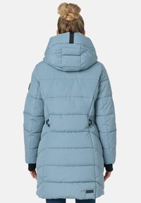 Chaqueta de plumas azul claro con capucha, que presenta secciones acolchadas horizontales y detalles en negro en los puños y la cintura. Textura suave y de longitud media.