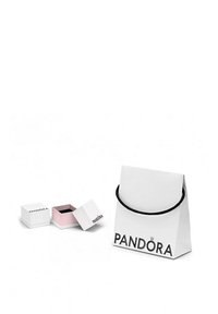 Busta della spesa bianca con manici in corda nera e logo "PANDORA". Due scatole quadrate: una bianca e una rosa, entrambe etichettate "PANDORA".