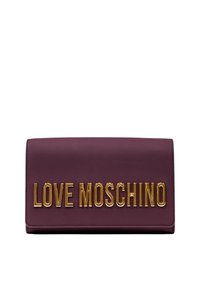 Portafoglio finto in pelle viola con un lucido logo oro "LOVE MOSCHINO" sulla parte anteriore, caratterizzato da una superficie liscia e una forma rettangolare.