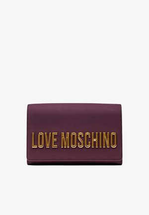 Portafoglio finto in pelle viola con un lucido logo oro "LOVE MOSCHINO" sulla parte anteriore, caratterizzato da una superficie liscia e una forma rettangolare.