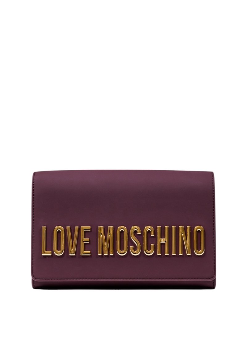 Portafoglio finto in pelle viola con un lucido logo oro "LOVE MOSCHINO" sulla parte anteriore, caratterizzato da una superficie liscia e una forma rettangolare.