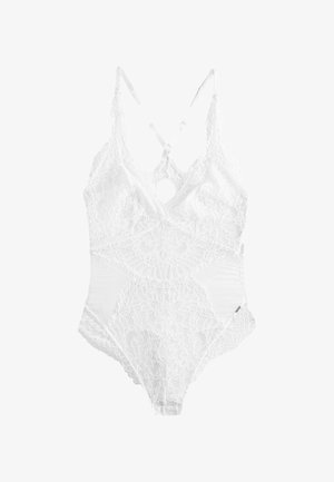 Valkoinen pitsibodysuit, jossa on monimutkaisia kukkakuoseja, säädettävät olkaimet, avainaukkoyksityiskohta edessä ja sileä takaosa.