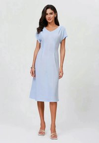 Gaismas zila kleita ar V veida izgriezumu, īsām piedurknēm, teksturētu audumu, ceļa garumu, ar šuvēm un pieguļošu siluetu.