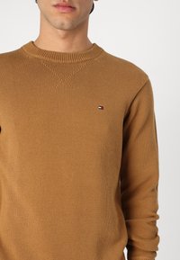Tommy Hilfiger CHUNKY C NECK - Jumper - country brown
