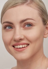 Sweed GLASS SKIN FOUNDATION - Base de maquillaje - 02