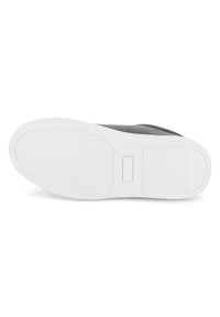 Σόλα παπουτσιού με ανάγλυφη λευκή καουτσούκ επιφάνεια· διαθέτει γκρι υφασμάτινο άνω μέρος και ανάγλυφη λεπτομέρεια λογοτύπου στη μεσαία σόλα.