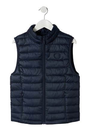 Mørkeblå quiltet ærmeløs vest med frontlynlås og ståkrave, hængende på en hvid bøjle mod en hvid baggrund.