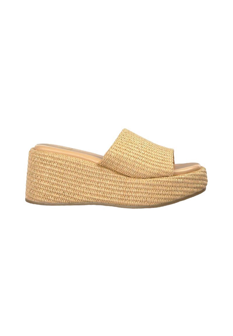 Infradito a piattaforma in tessuto beige con un ampio cinturino, caratterizzati da una superficie texturizzata e una punta arrotondata, poggianti su una base solida.