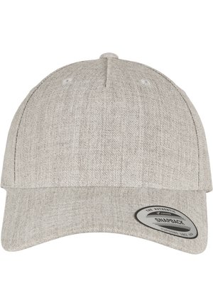 Világosszürke snapback sapka texturált anyagból, merev koronával és lapos bőrrel. Az oldalán kör alakú márkajelzés található.