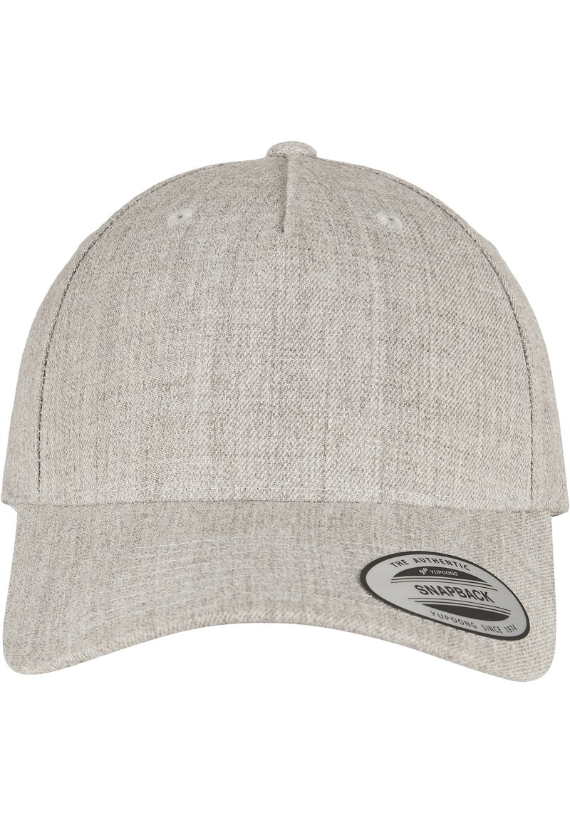 Svetlo šedý snapback klobúk s textúrovanou tkaninou, štruktúrovanou korunou a plochým okrajom. Obsahuje kruhovú značkovú nášivku po boku.