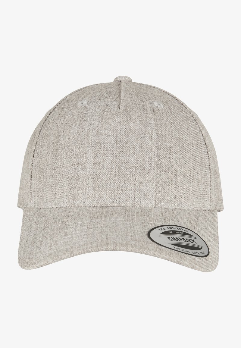 Lys grå snapback caps med et teksturert stoff, strukturert krone og flat skjerm. Har et sirkulært merke i siden.