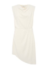 Vestido blanco sin mangas de diseño sencillo con cuello drapeado, cintura fruncida y dobladillo asimétrico. Textura suave, forma elegante y diseño minimalista.