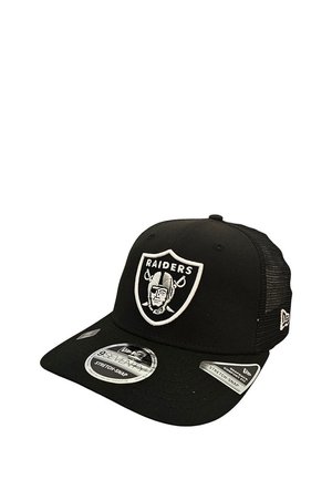 Casquette noire avec une visière rigide arborant un logo écusson "Raiders" brodé blanc. Dos en mesh, visière incurvée et plusieurs étiquettes de taille fixées.