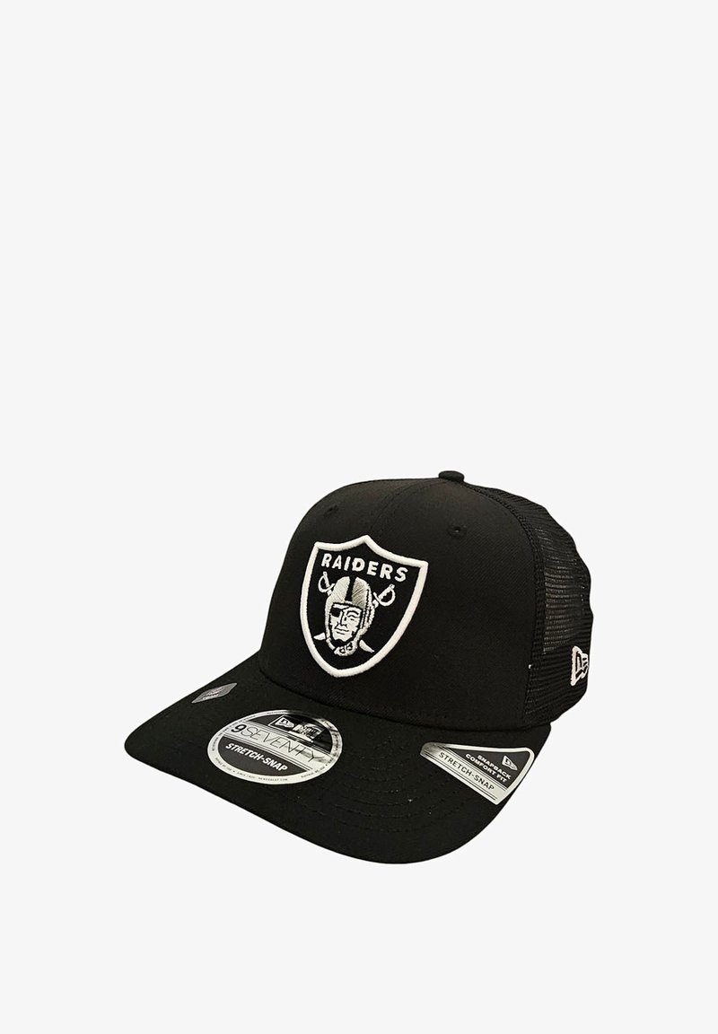 Schwarze Mütze mit einem harten Frontteil, das ein weiß gesticktes "Raiders"-Wappen zeigt. Mit Netzrücken, gebogenem Schirm und mehreren Größentags versehen.
