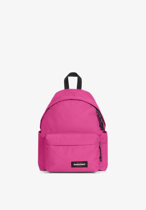 Lyserød rygsæk med sorte lynlåse, frontlomme og sort håndtagssløjfe, der viser Eastpak-logoet på forlomma.
