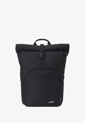 Schwarzer Rolltop-Rucksack aus strapazierfähigem Stoff, mit verstellbarem Schnallenverschluss, Vorderreißverschlussfach und seitlichen Netzfächern.