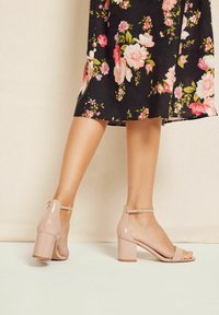 Friends Like These WIDE FIT - MID BLOCK - Sandále - nude