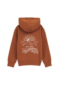 Bruine fleece hoodie met een grafisch ontwerp van bergen en golven met de tekst "BLUE RIDGE", die de gezellige, gestructureerde stof accentueert.