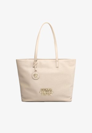 Borsa a tracolla beige realizzata in materiale sintetico liscio. Caratteristiche includono due manici, un logo in metallo e un'etichetta decorativa attaccata.