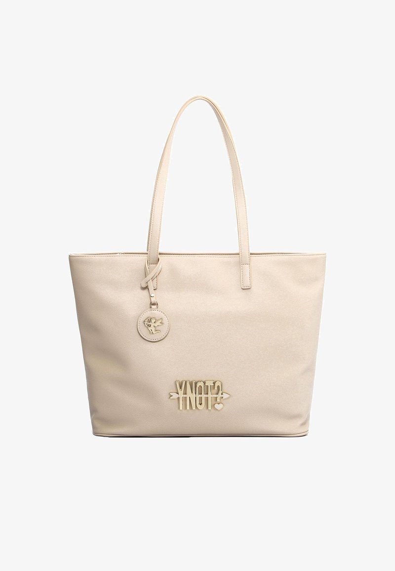 Borsa a tracolla beige realizzata in materiale sintetico liscio. Caratteristiche includono due manici, un logo in metallo e un'etichetta decorativa attaccata.