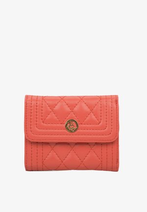 Koraalroze quilted portemonnee gemaakt van faux leer. Voorzien van een klep sluiting met een gouden accent en een ruitpatroon. Compact rechthoekig van vorm.