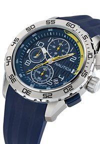 Orologio Nautica con cassa in acciaio inossidabile, cinturino in gomma blu navy, quadrante blu con accenti bianchi e gialli, e tre sottodial.