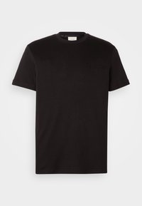 Juodas medvilnės marškinėliai su apvaliu kaklu ir trumpomis rankovėmis. Su subtiliu iškilniu Calvin Klein logotipu krūtinėje. Standartinio kirpimo.