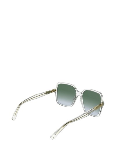Lunettes de soleil en plastique transparent avec des montures carrées et des verres dégradés gris. Les branches fines sont ornées d'un détail subtil en or.
