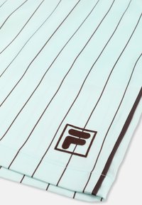 Hellblauer Stoff mit dünnen, vertikalen dunkelbraunen Streifen und einem dunkelbraun umrandeten quadratischen Logo mit stilisierten "F"-Formen.