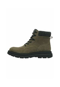 Bottines en daim vert avec un col en fourrure noire texturée, bout rond et semelle en caoutchouc noire. Présente un lacet à l'avant et une languette en tissu.