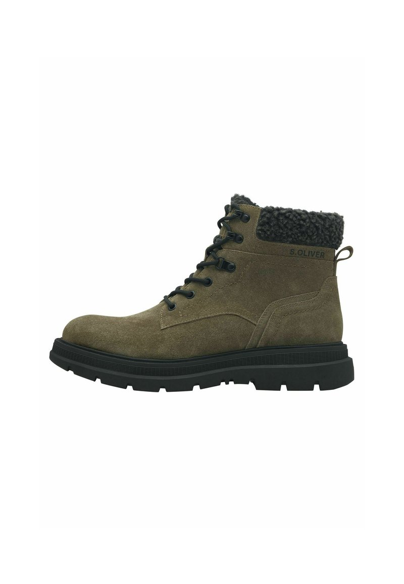 Bottines en daim vert avec un col en fourrure noire texturée, bout rond et semelle en caoutchouc noire. Présente un lacet à l'avant et une languette en tissu.