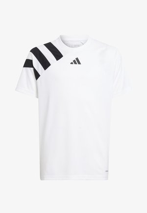 Weißes Sport-T-Shirt mit schwarzen diagonalen Streifen auf der linken Schulter. Verfügt über einen rundem Ausschnitt und ein Logo auf der Brust. Hergestellt aus atmungsaktivem Material.