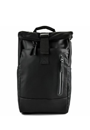 Schwarzer Rolltop-Rucksack mit vorderer Reißverschlusstasche, seitlichen strukturierten Einsätzen und oberem Griff, für die städtische oder legere Nutzung konzipiert.